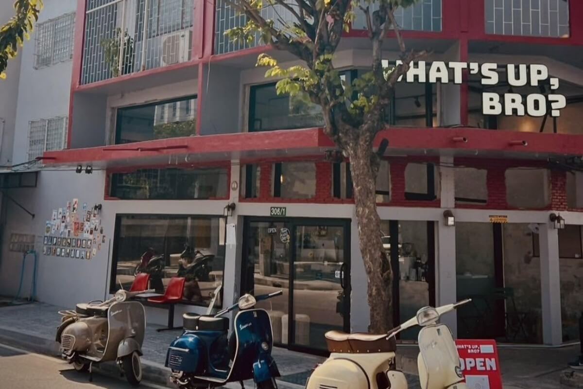 ร้านกาแฟใกล้บ้าน WHAT'S UP, BRO? ตึกแดงตัดเทา ดิบ ๆ เท่ ๆ