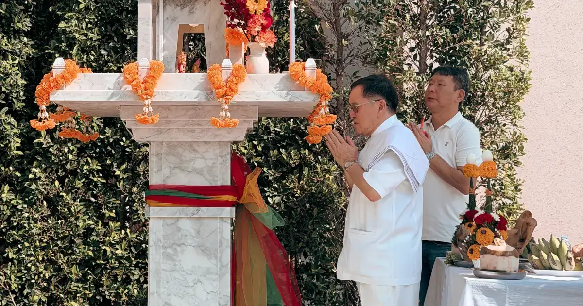 อ.พิชัย ขณะทำพิธีตั้งศาลจ้าวชัยมงคลที่โครงการของแสนสิริ