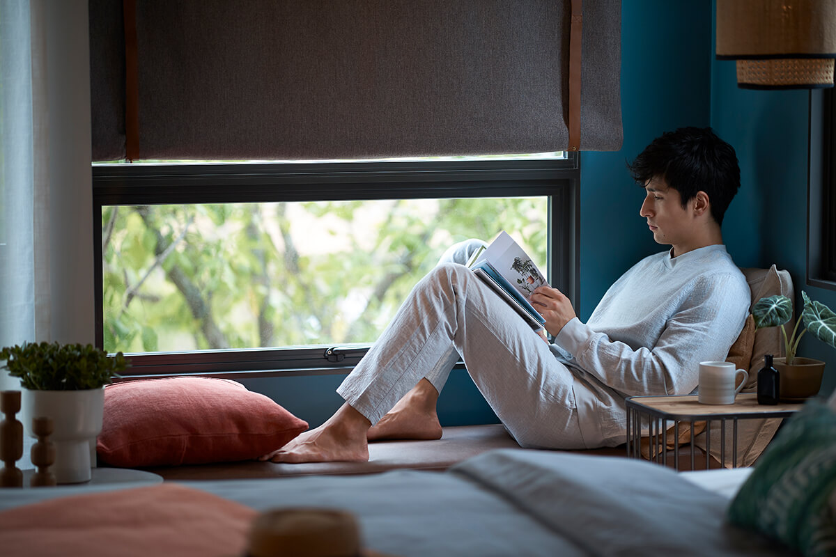 บ้าน ชัยพฤกษ์ อณาสิริ ชัยพฤกษ์-วงแหวน (Anasiri Chaiyapruek Wongwaen) ผู้ชายนั่งอ่านหนังสือ