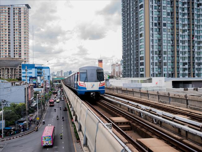 ttps://thumb1.shutterstock.com/display_pic_with_logo/174975570/704611396/stock-photo--aug-on-nut-bts-sky-train-station-bangkok-thailand-sky-train-departing-from-on-nut-station-704611396.jpg