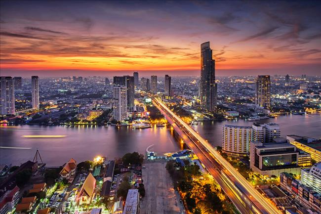 ttps://thumb9.shutterstock.com/display_pic_with_logo/2413226/268422755/stock-photo-bangkok-city-at-sunset-taksin-bridge-268422755.jpg