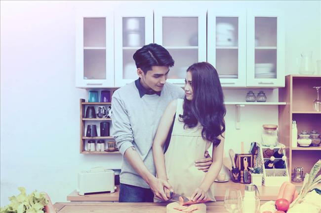 ttps://thumb7.shutterstock.com/display_pic_with_logo/954649/705182917/stock-photo-happy-young-asian-couple-drinking-coffee-and-having-breakfast-together-in-the-kitchen-at-home-705182917.jpg