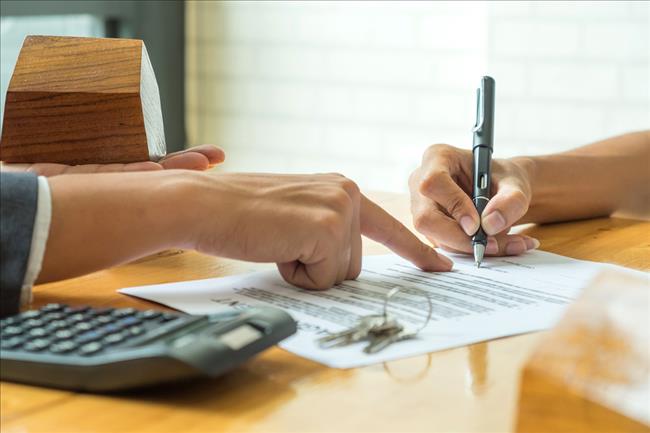 房地產投資人簽署合約