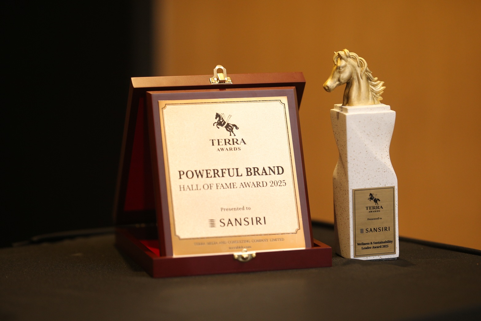 แสนสิริคว้า 2 รางวัลสูงสุดแห่งปี จากเวที Terra BKK ส่งท้ายปี 2568   “Hall of Fame”   ครองเบอร์หนึ่ง “The Most Powerful Real Estate Brand 2025” ปีที่ 8    พร้อมคว้ารางวัลใหม่ เทรนด์ร้อนตลาดที่อยู่อาศัย    “Wellness & Sustainability Leader”  